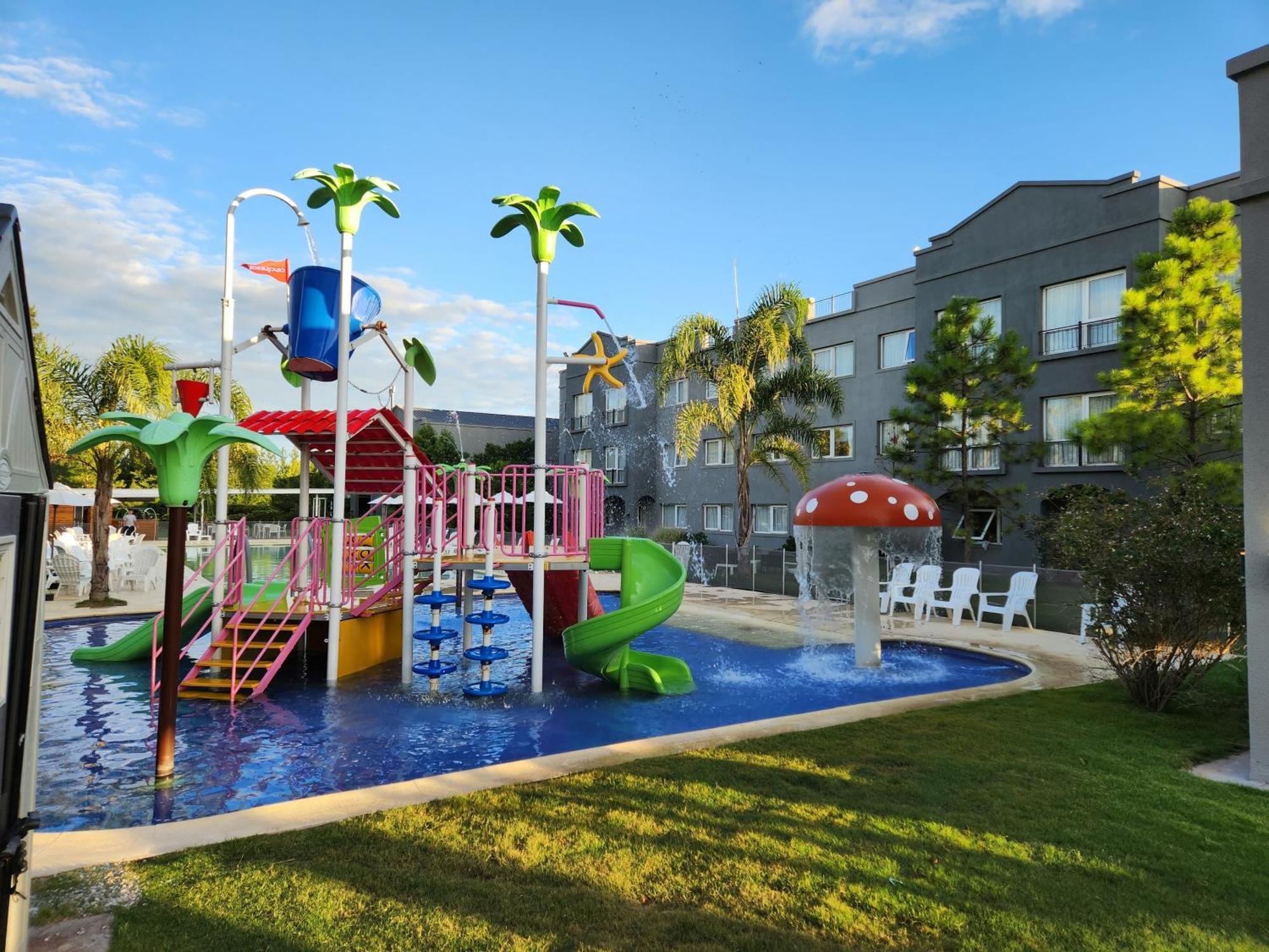 Howard Johnson Hotel & Resort Funes Exterior foto